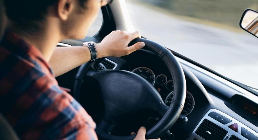 Jogosítvány nélkül, eltiltás alatt vezetett – jogerős ítéletet hozott a Debreceni Törvényszék