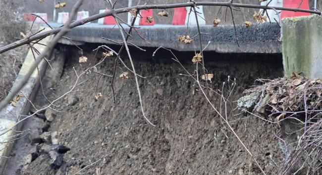 Beszakadt az út töltése: ez a harmadik földcsuszamlás néhány héten belül Prahova megyében