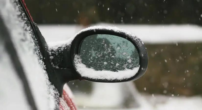 Jégpálya lehet az utakból: Budapesten és 3 megyében narancs riasztás van érvénybe