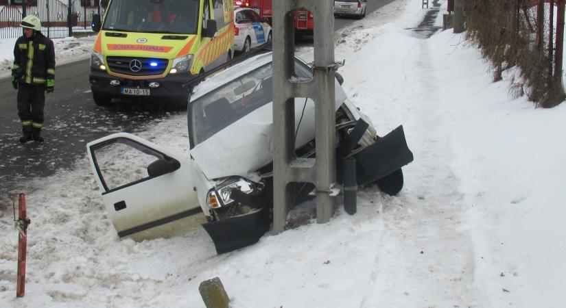 Hideg idő – Továbbra is sok feladat hárul a tűzoltókra, 111 tűzoltást és műszaki mentést végeztek hétfőn