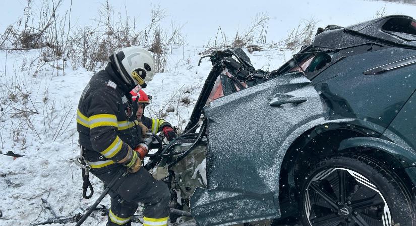 Kamion és személyautó ütközött: egy fiatalember nem élte túl