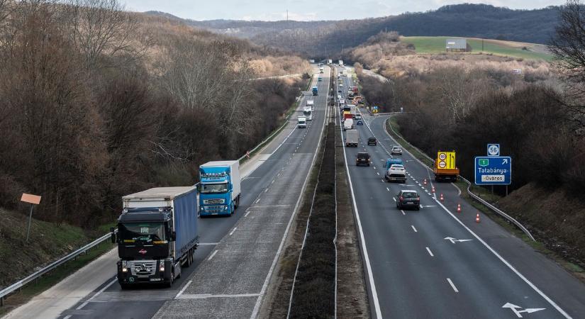 Felborult egy kisbusz az M1-esen, nagy dugóra kell számítani