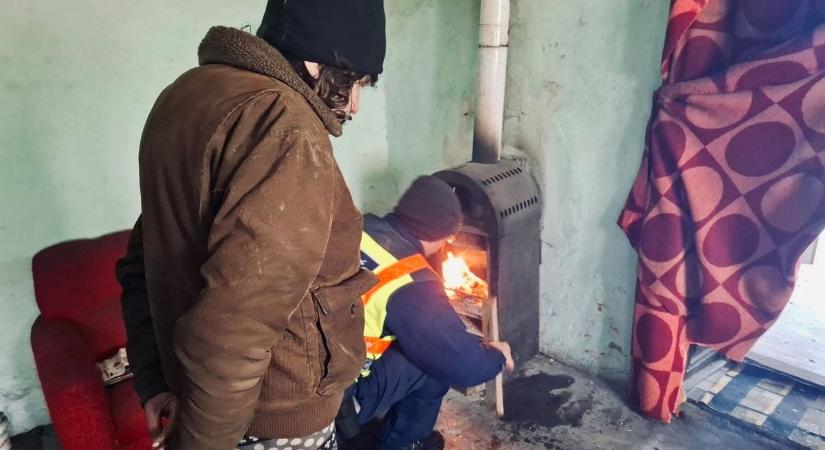 Összefogás mentette meg a hidegtől: tüzelőt kapott egy kiszombori nő