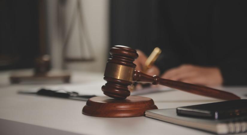 Undorító dolgot tett a vonaton a férfi, kiskorú is volt a kocsiban