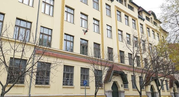 Kiürítették a Fazekas Gimnázium épületét – áramkimaradás van a környéken
