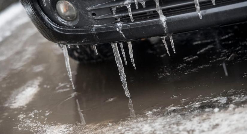Megérkezett az ónos eső is, amitől a leginkább tarthatnak az autósok – hogyan kerüljük el a veszélyt?