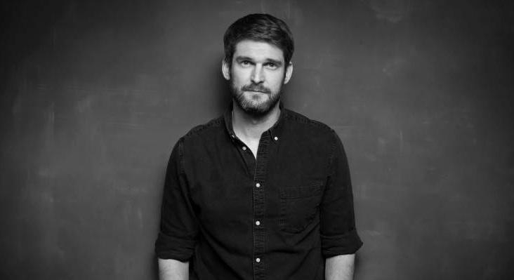 Nem-dramatikus szövegek a kortárs színpadon – Závada Péterrel találkozhatunk a Freedom-ban