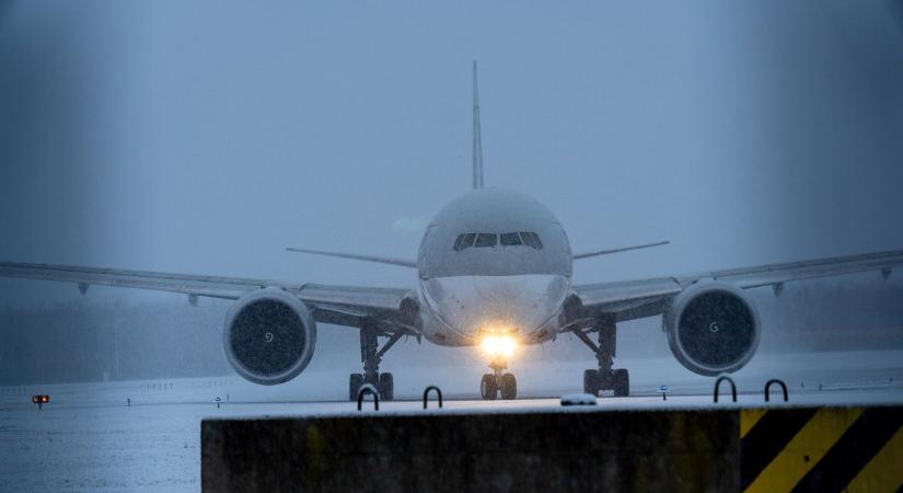Leállt a forgalom Ferihegyen: az ónos eső megbénította a repülőteret
