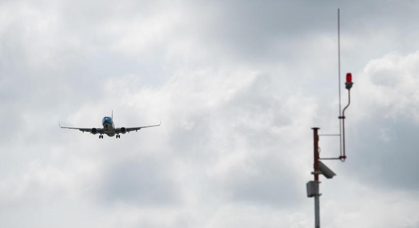 Az ónos eső miatt leállt a Liszt Ferenc Nemzetközi Repülőtér, egy teherszállító repülőgép megcsúszott gurulás közben