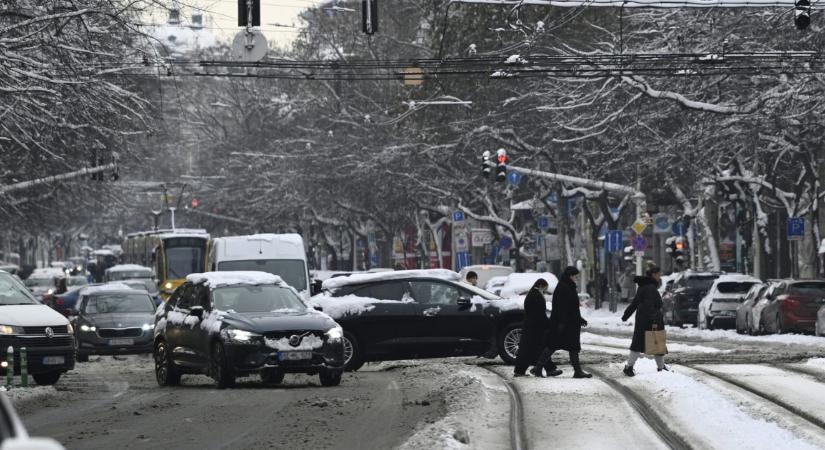 Reptér leállás és káoszos tömegközlekedés. Így viseli Budapest az extrém időjárást