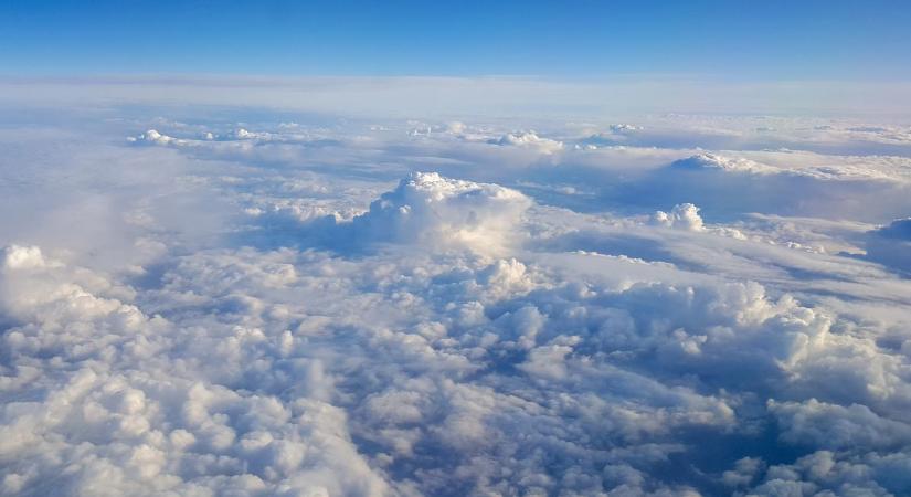 Bezárt a ferihegyi repülőtér, a radarkép szerint furcsa dolog történik a jászkunsági légtérben