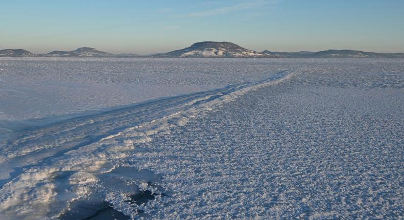 Akár a filmeken: látványosan kettérepedt a Balaton jege Balatonfenyvesnél