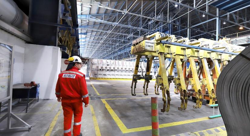 Fico kritizálta az Európai Uniót, majd pénzt követelt egy hazai gyár újranyitásához