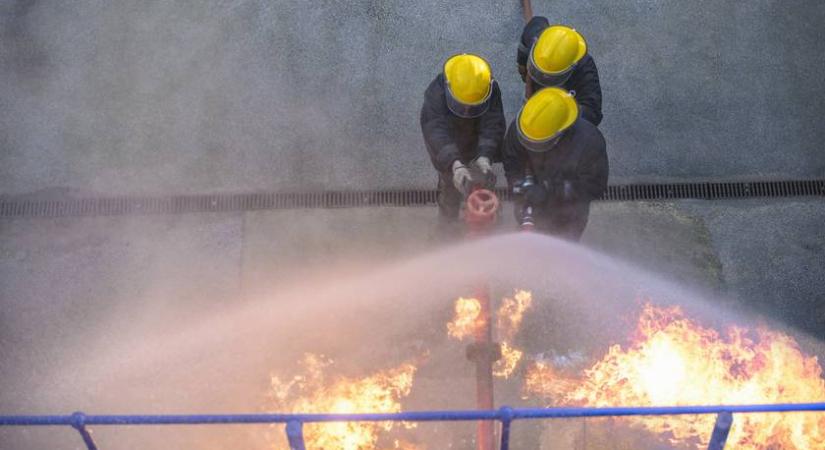 Tűz gyulladt ki egy budapesti gimnáziumban: fotón az evakuálás pillanata