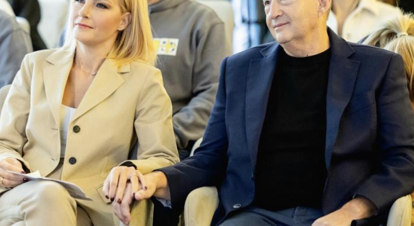 Mészáros Lőrinc és neje, Andrea még a zárás előtt le tudott szállni Ferihegyen