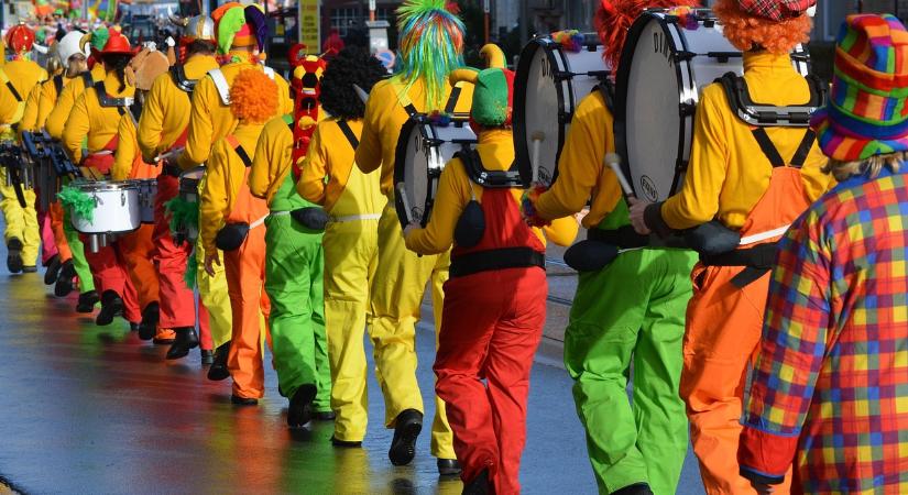 Farsangi veszély: könnyen életveszélyes helyzetet okozhatnak ezek a kellékek