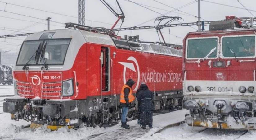 Megbénította a vasúti közlekedést is a rossz idő, többórás késésekre kell számítani