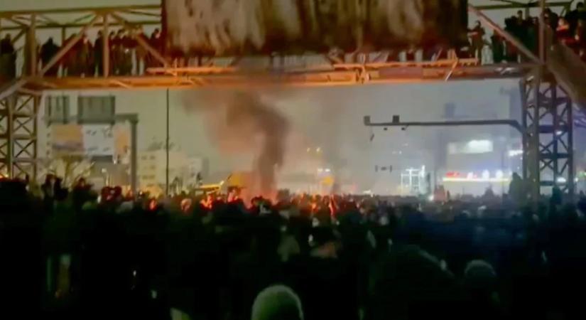 Jelentés: Legalább 12 000 ember halt meg Iránban, ami “Irán modern történetének legnagyobb mészárlása”