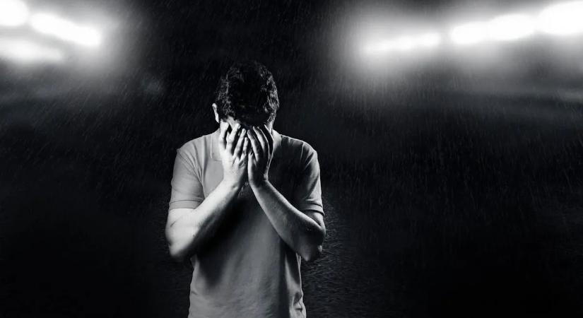 "Valahányszor pisilni mentem, olyan volt, mintha kést szúrtak volna belém": A drogfüggőnek feles pohár méretű lett a hólyagja