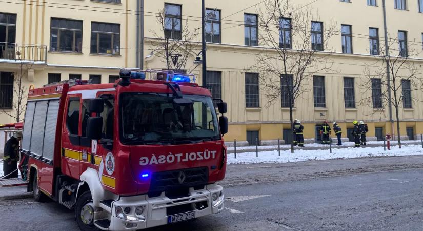 Melegedőbuszokra ültették a fazekasos diákokat, akiknek a tűz miatt el kellett hagyniuk az épületet