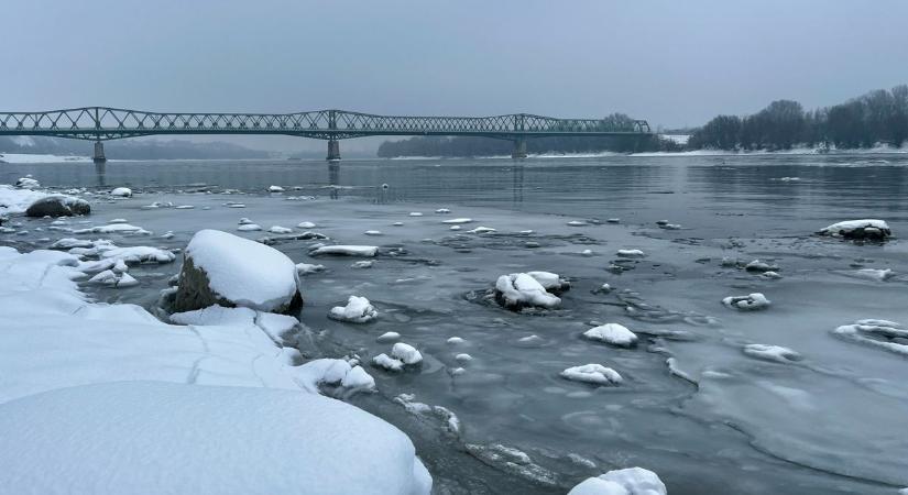 A jégzajlás miatt hajózási tilalom Dunaújvárosnál is – videóval