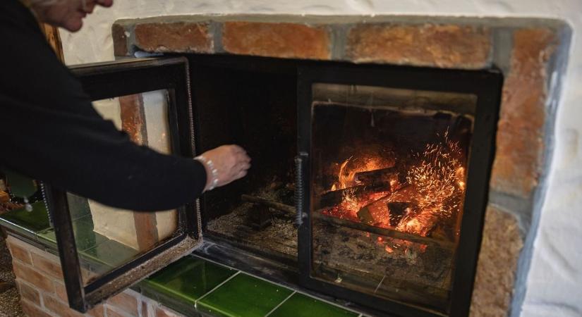 Komoly veszélyt rejthet a karácsonyfa: ezért ne legyen belőle tűzifa a hideg napokon