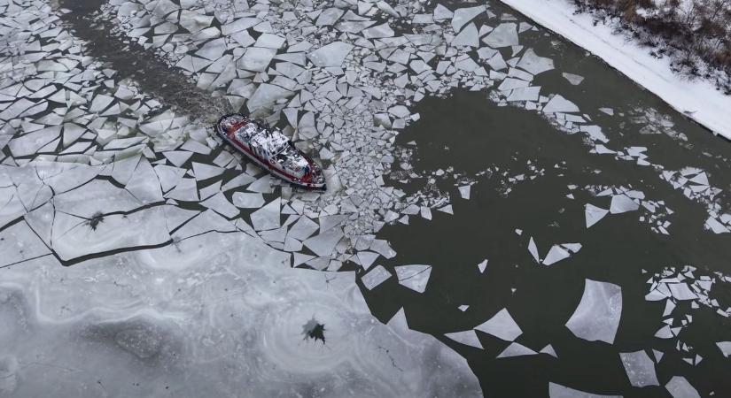 Így járja a Dunát a jégtörő hajó, lenyűgöző téli felvételt hoztunk