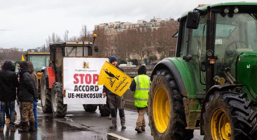Szorul a hurok Macron nyaka körül: több száz traktor vonult be Párizsba