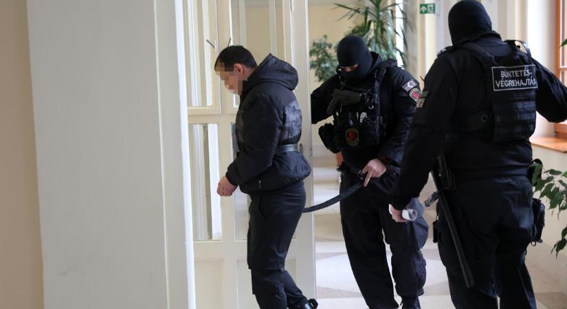 Hallucinált a fonói gyilkos, amikor két embert agyonvert az utcán – meghízottan állt a bíróság elé