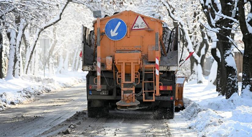 Havazik, járnak a hókotrók Egerben