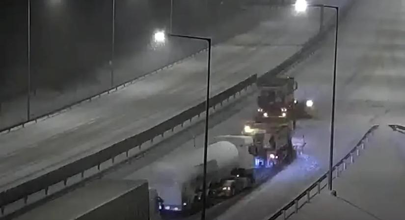 Sokk az M30-ason: előzték a hókotrókat, baleset lett belőle