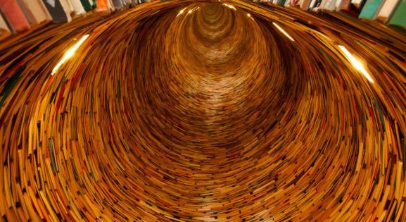 Ezért a prágai szoborért őrülnek meg a BookTokerek