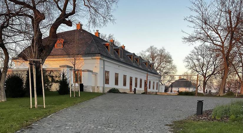 Hadházy Ákos: Hatvanpuszta minden szobájára jut egy cserépkályha, azokba pedig egy falunyi tűzifa