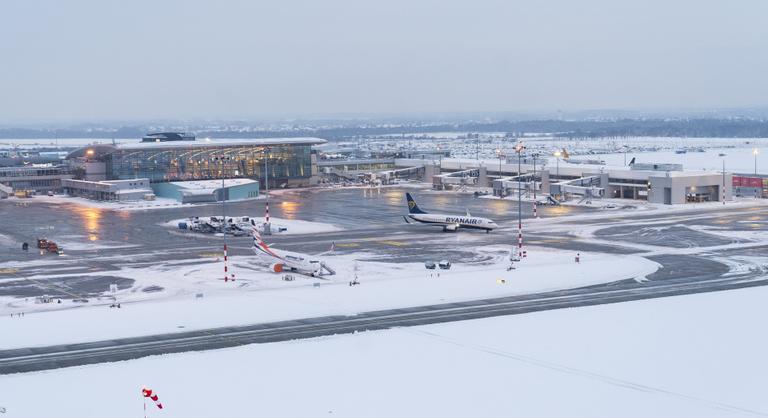 Az ítéletidő miatt leállt a Liszt Ferenc Nemzetközi Repülőtér, egy gép lecsúszott a gurulóútról