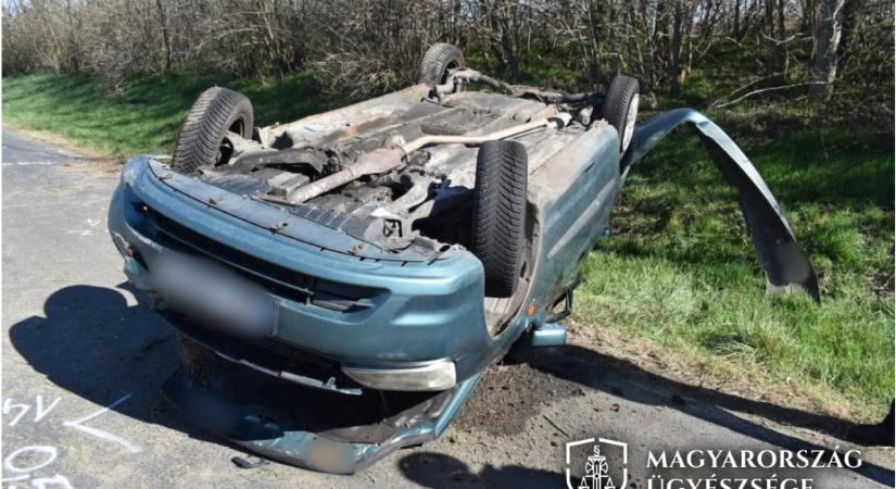 Utasokkal a csomagtartójában menekült az embercsempész