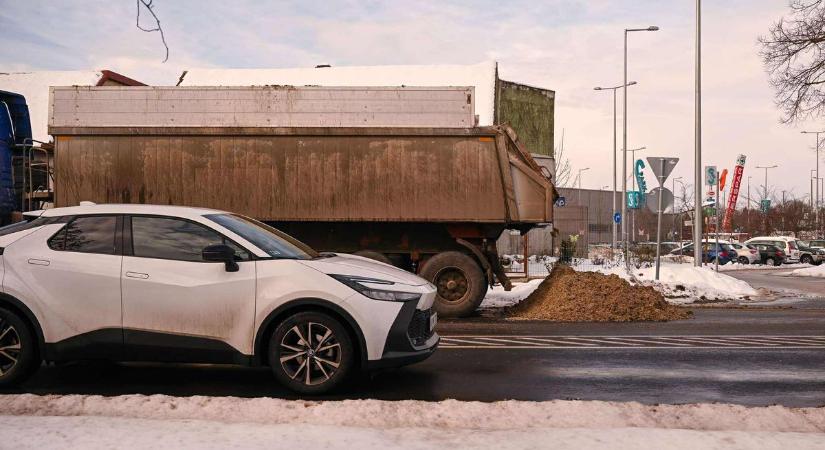 Furcsa anyag került az aszfaltra, kiborult egy teherautó rakománya a forgalmas csomópontban