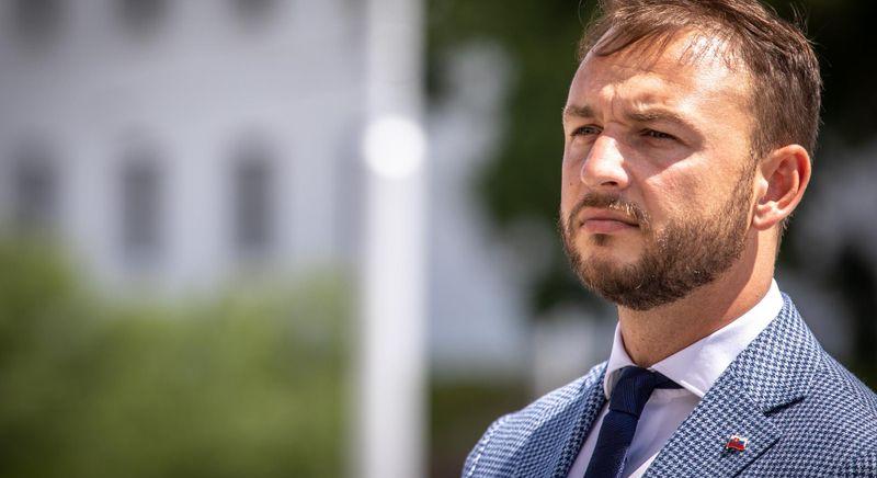 Bocsánatot kell kérnie és 90 ezer euró kártérítést kell fizetnie