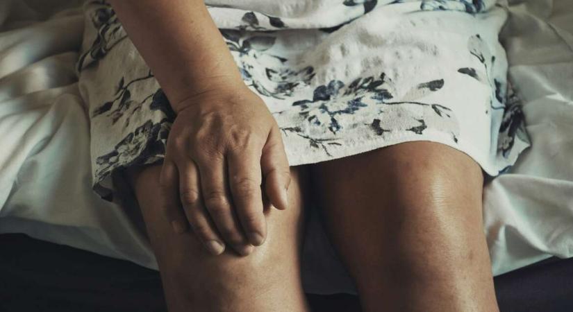 Két éve vár térdprotézis-műtétre egy budapesti nő, közben az orvosa nyugdíjba ment