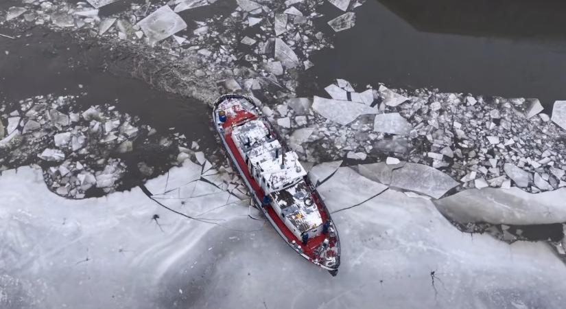 Bőven van dolga a jégtörőnek a Dunán – látványos légi videó