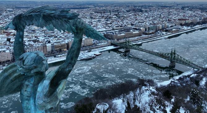 Egyre erősebb a jégzajlás a Dunán, hajózási zárlatot is elrendeltek