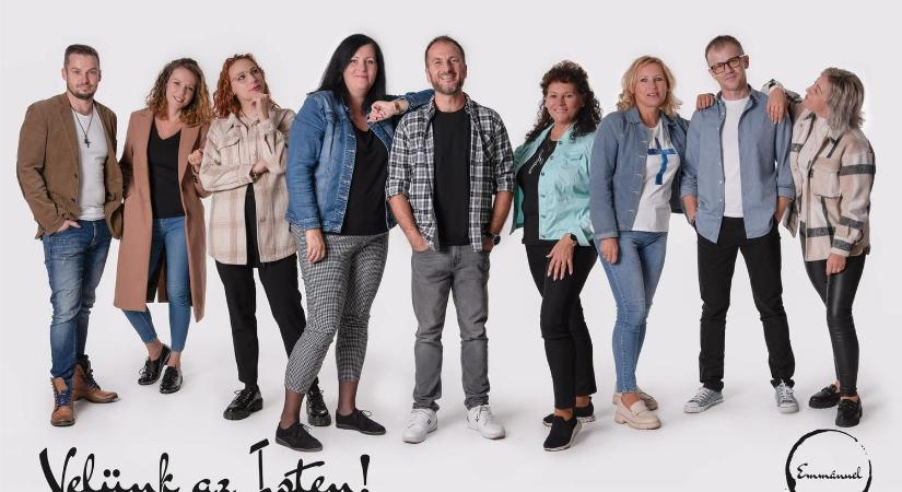 Az Emmánuel zenekar, Jókai Mór és a Bíborpiros szép rózsa verseny is a Magyar magazinban