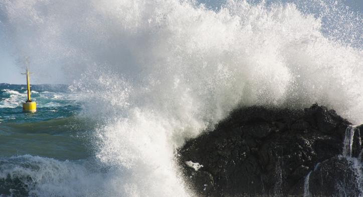 Autósoknak mutatta meg a tenger félelmetes erejét