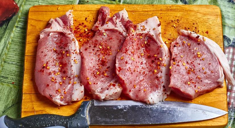 Levágja a sertéshús árát a népszerű diszkontlánc, mutatjuk, mennyit spórolnak így a vásárlók!