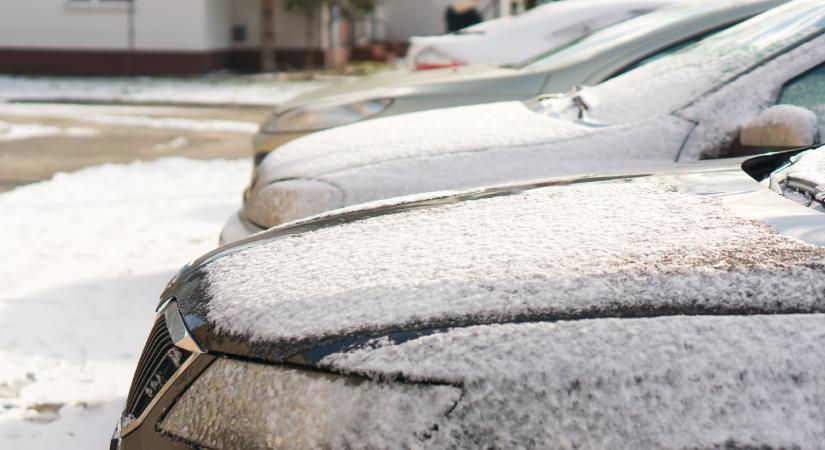 A szerelők szerint órási kárt okozhat, ha így parkolja az autóját a fagyban
