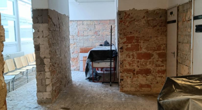 Levert falak fogadták a gödöllői SZTK-ba érkező kismamát