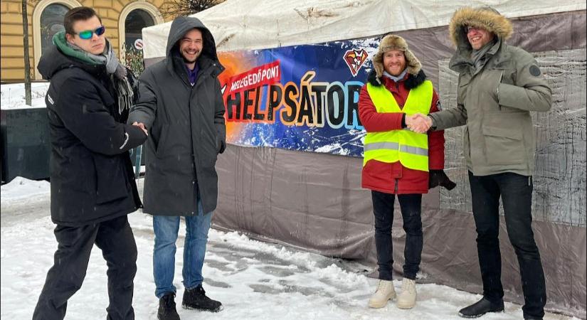 Rohamosan fogynak az adományok a Kutyapárt melegedősátrából a Nyugatinál