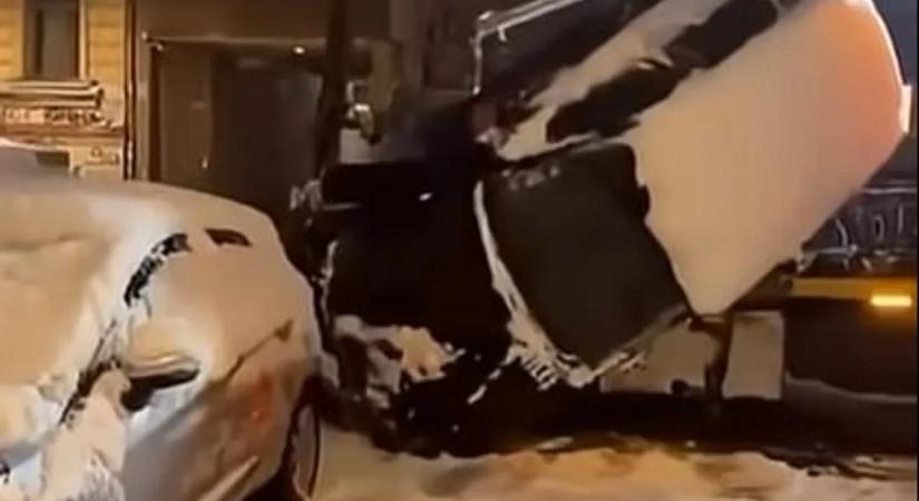 Videón, ahogy milliós kárt okoz az autómentő!