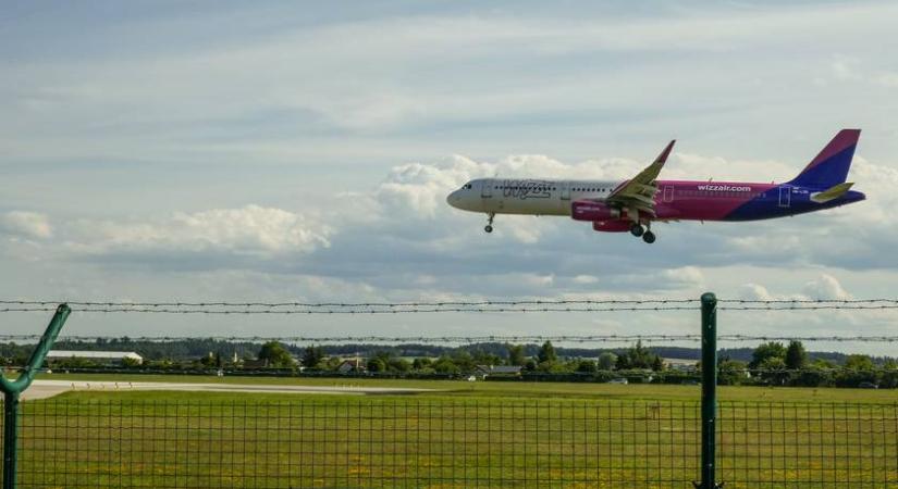 Extrém helyzet alakult ki Ferihegyen: fűre csúszott Boeinget mentenek