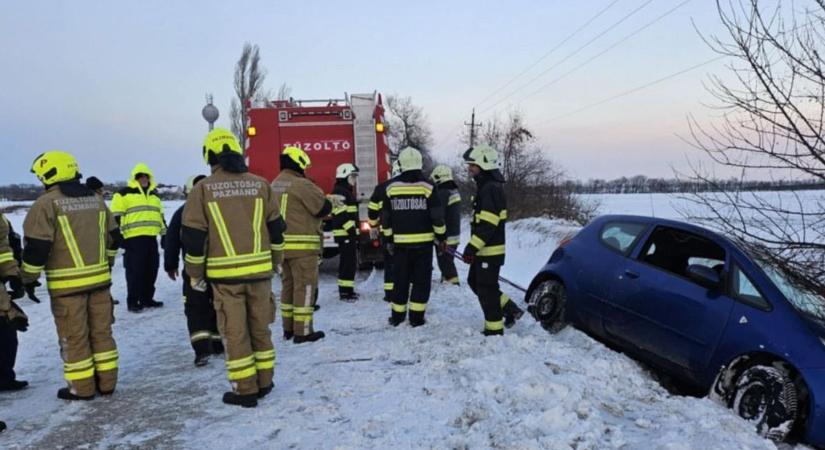 Mentőt is riasztottak: fejtetőre állt egy autó a csúszós úton