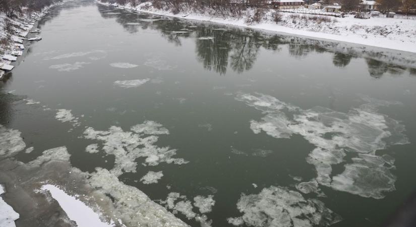Jégtáblák jelentek meg a Tiszán, nem természetes oka van a jégzajlásnak – galéria, videó